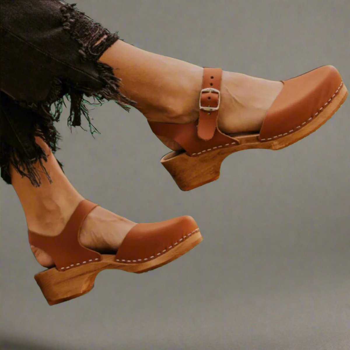 Women's Comfortable Closed-Toe Ankle-Strap Platform Clogs