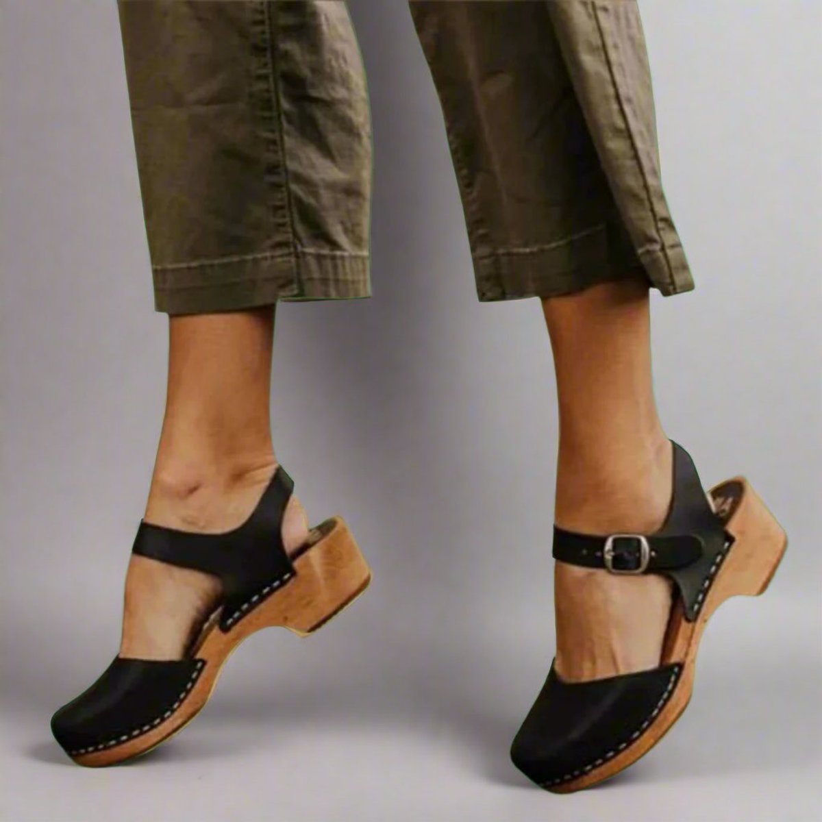 Women's Comfortable Closed-Toe Ankle-Strap Platform Clogs
